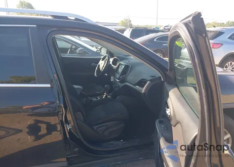 2016 Jeep Cherokee Latitude z USA, uszkodzony, nr VIN 1C4PJMCB2GW118106